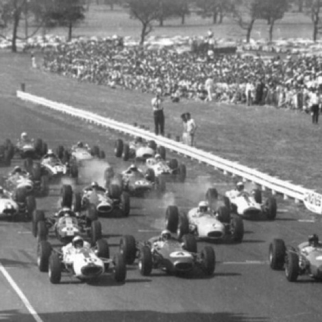 Départ à Longford...
Bruce McLaren, Jack Brabham, et Graham Hill tandis que Jim est en seconde ligne auccôtésde Franck Gardner Départ à Longford...
Bruce McLaren, Jack Brabham, et Graham Hill tandis que Jim est en seconde ligne auccôtésde Franck Gardner